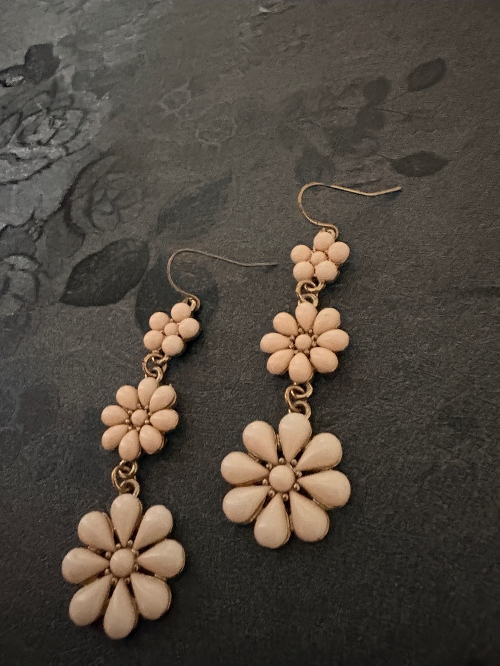 VINTAGE CREAM 3 TIER DAISY FLORAL GOLD-TONE DANGLE HOOK 3" EARRINGS